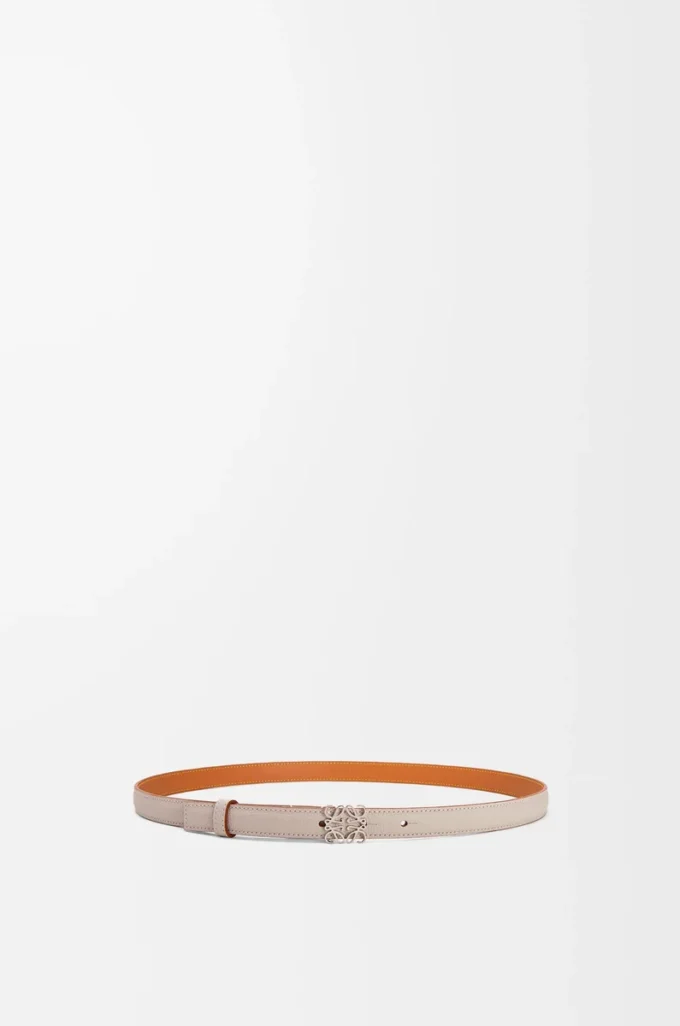 Anagram belt in pebble grain calfskin Light Ghost/Palladium