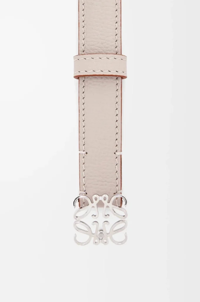 Anagram belt in pebble grain calfskin Light Ghost/Palladium