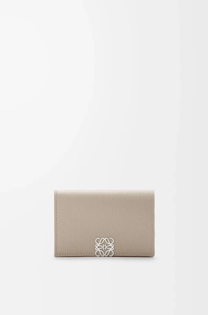 Anagram business cardholder in pebble grained calfskin Clay