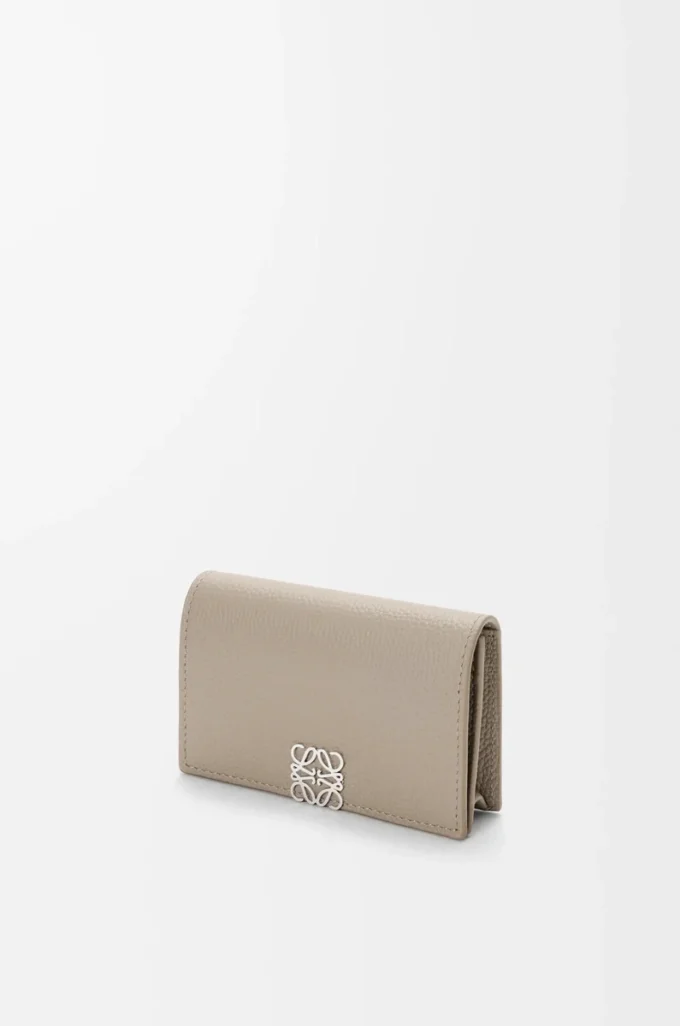 Anagram business cardholder in pebble grained calfskin Clay