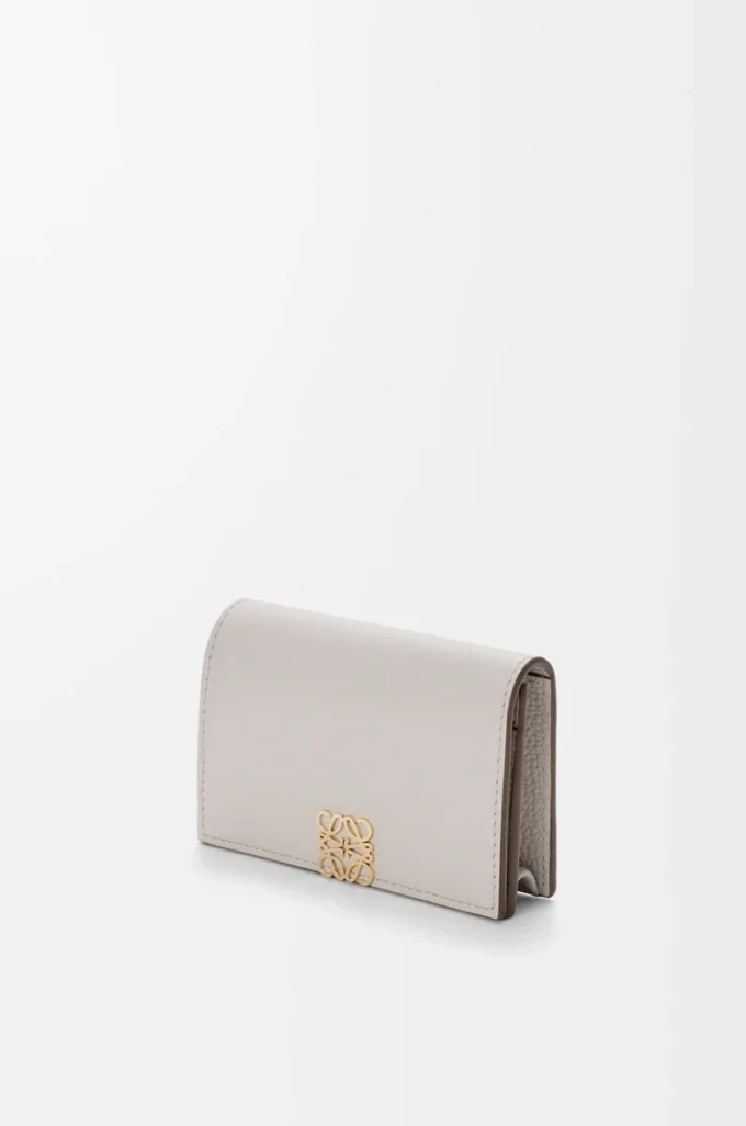 Anagram business cardholder in pebble grained calfskin Light Ghost Grey