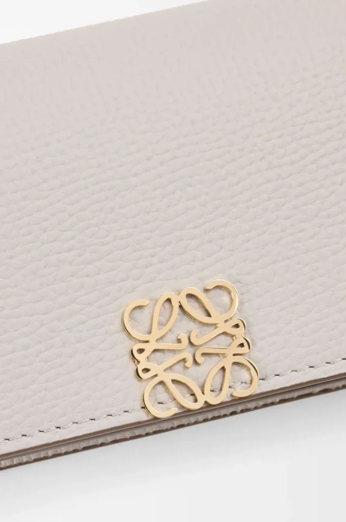 Anagram business cardholder in pebble grained calfskin Light Ghost Grey