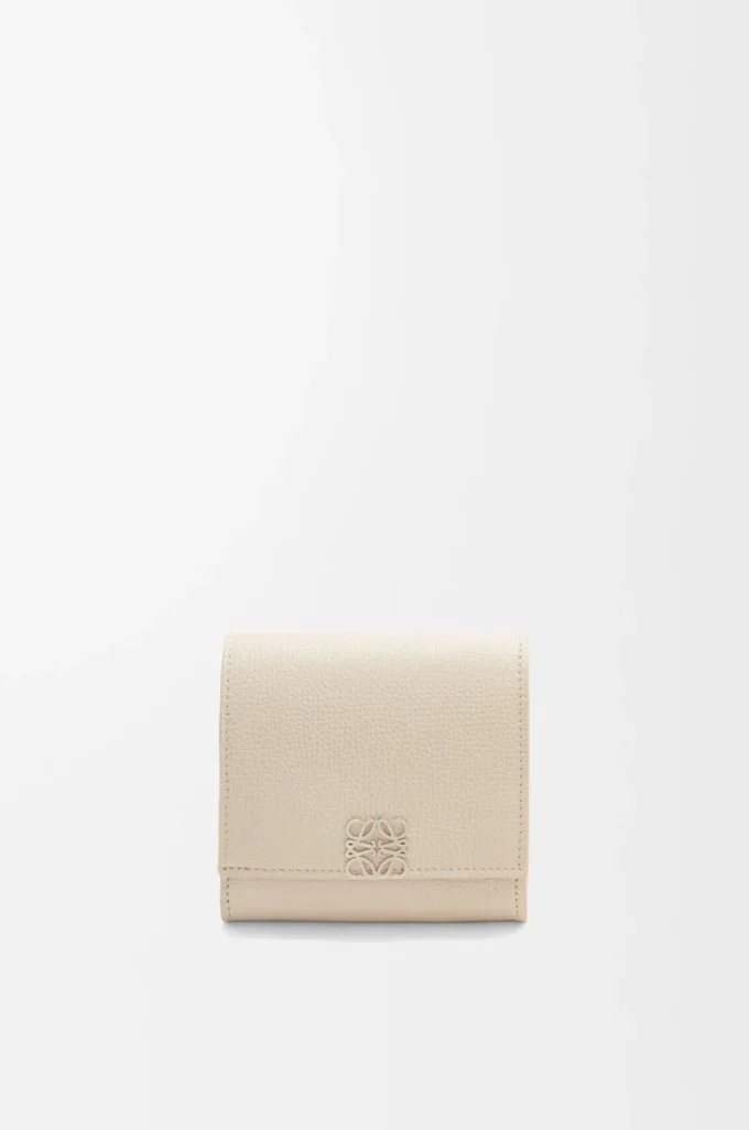 Anagram compact flap wallet in pebble grained calfskin Light Ghost