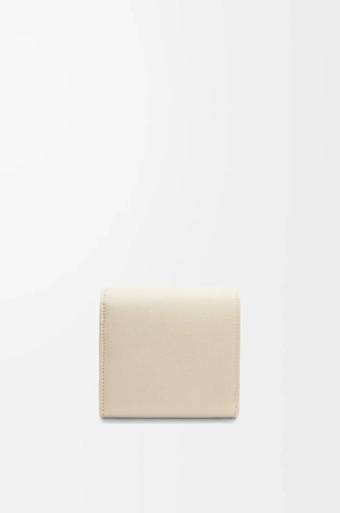 Anagram compact flap wallet in pebble grained calfskin Light Ghost