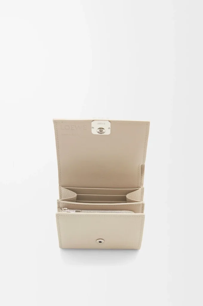Anagram compact flap wallet in pebble grained calfskin Light Ghost