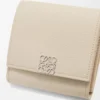 Anagram compact flap wallet in pebble grained calfskin Light Ghost