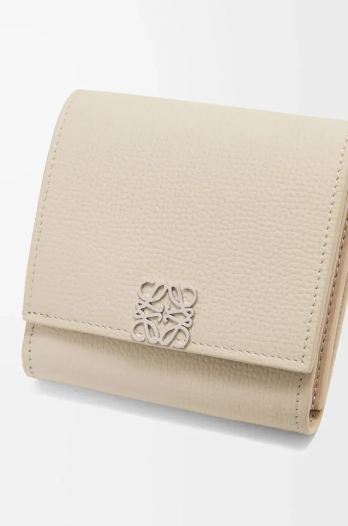 Anagram compact flap wallet in pebble grained calfskin Light Ghost