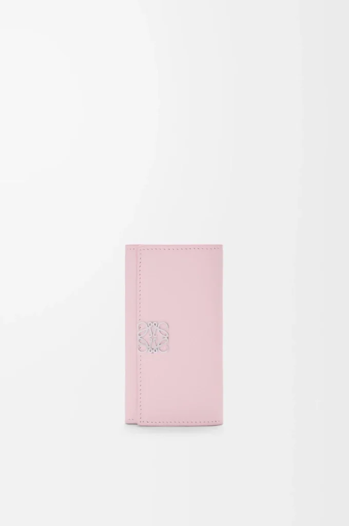Anagram key case in pebble grained calfskin Blossom