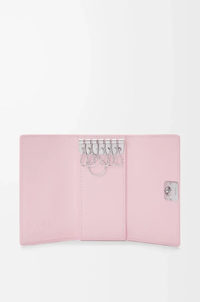 Anagram key case in pebble grained calfskin Blossom