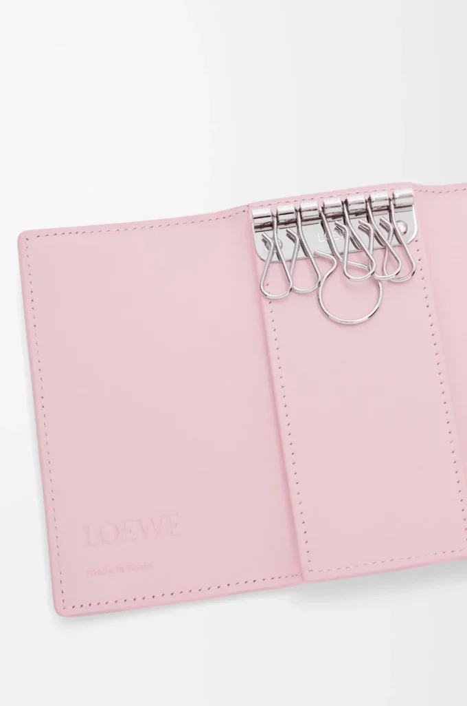 Anagram key case in pebble grained calfskin Blossom