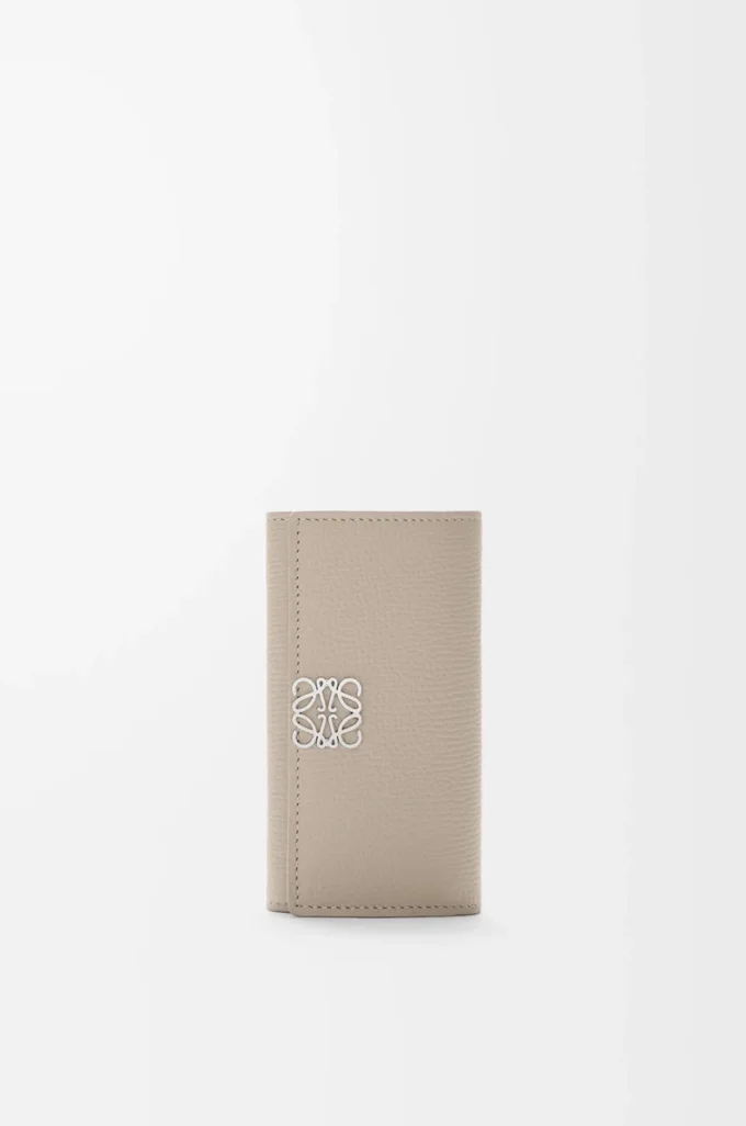 Anagram key case in pebble grained calfskin Clay