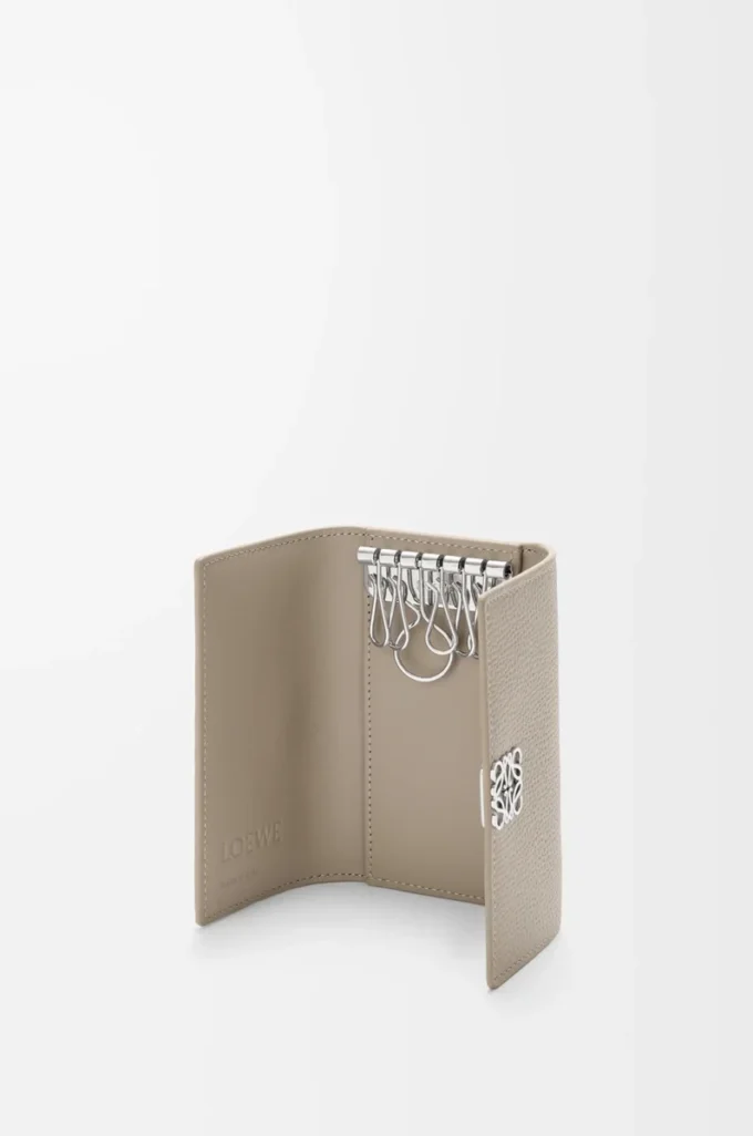Anagram key case in pebble grained calfskin Clay