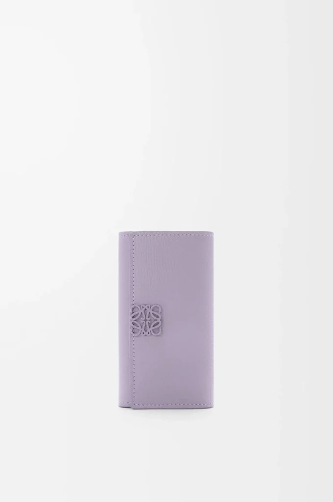 Anagram key case in pebble grained calfskin Dirty Mauve