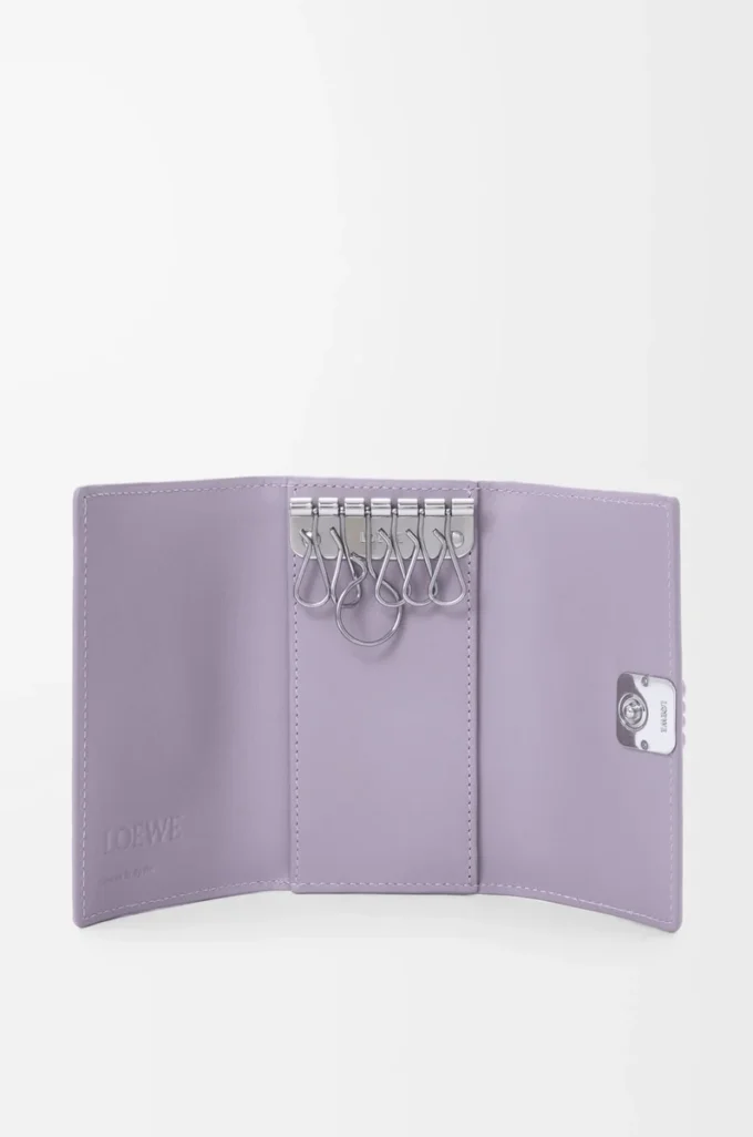 Anagram key case in pebble grained calfskin Dirty Mauve
