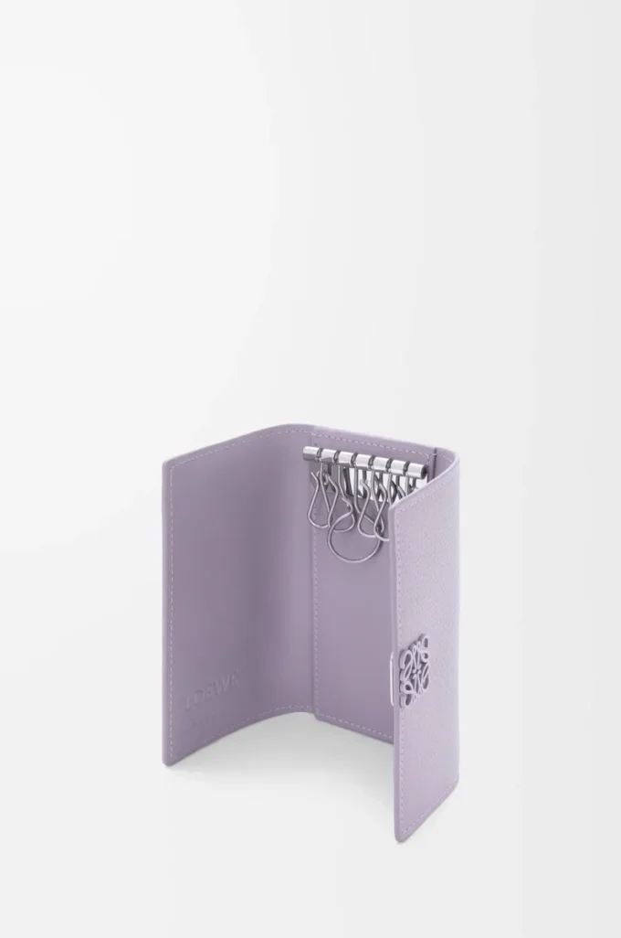 Anagram key case in pebble grained calfskin Dirty Mauve