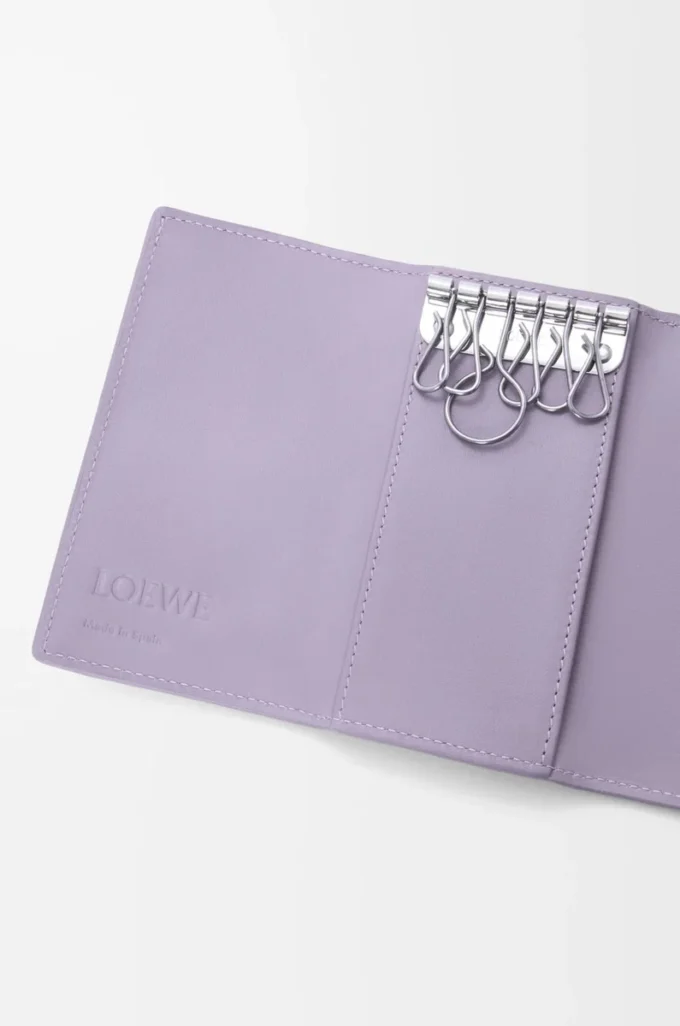 Anagram key case in pebble grained calfskin Dirty Mauve