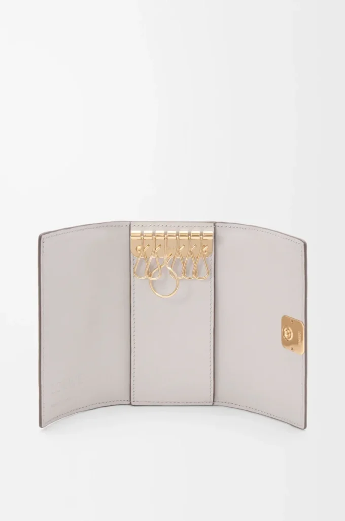 Anagram key case in pebble grained calfskin Light Ghost Grey Anagram key case in pebble grained calfskin Light Ghost Grey