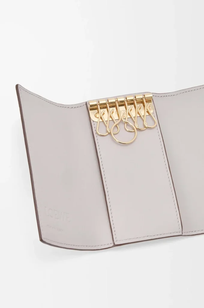 Anagram key case in pebble grained calfskin Light Ghost Grey Anagram key case in pebble grained calfskin Light Ghost Grey