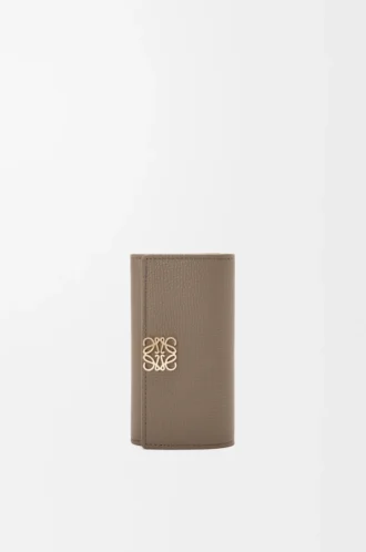 Anagram key case in pebble grained calfskin Taupe