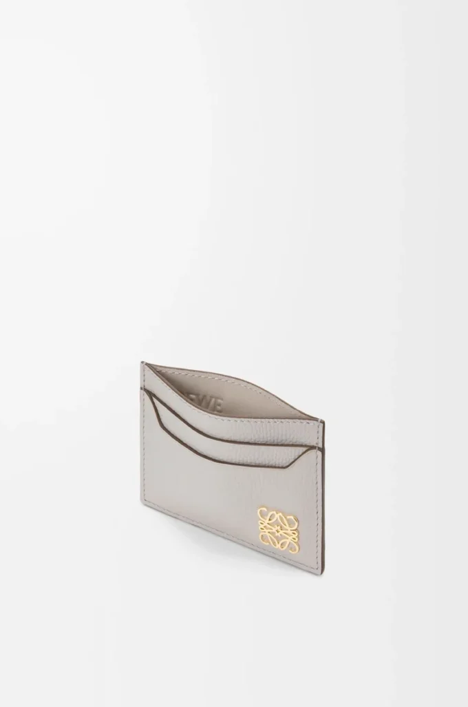 Anagram plain cardholder in pebble grained calfskin Light Ghost Grey Anagram plain cardholder in pebble grained calfskin Light Ghost Grey