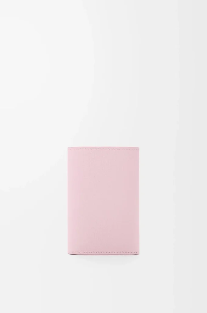 Anagram small vertical wallet in pebble grained calfskin Blossom