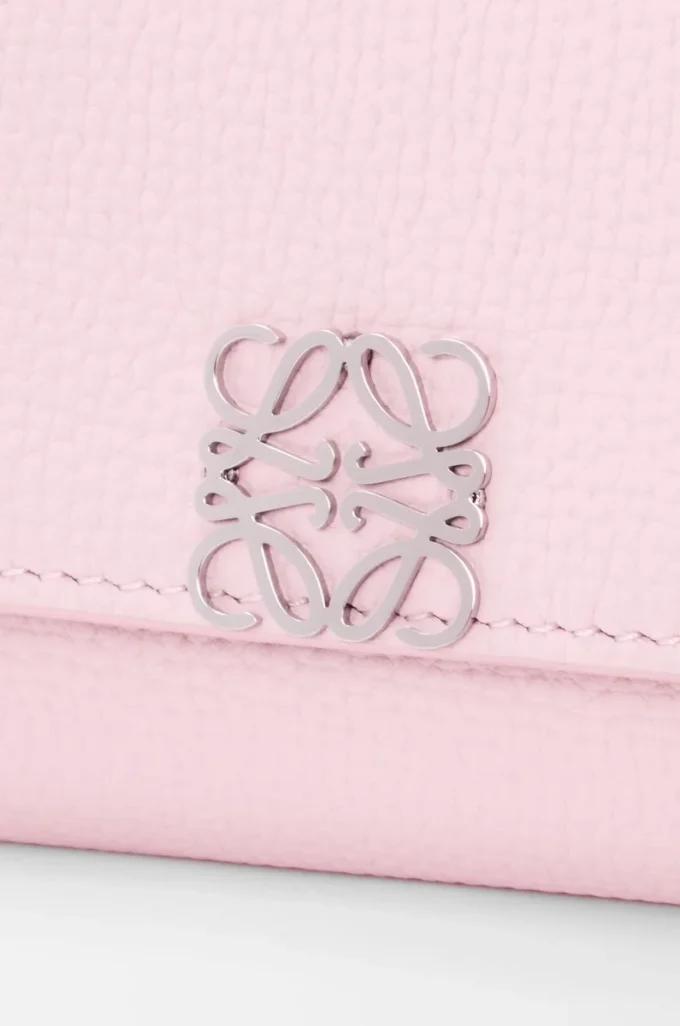 Anagram small vertical wallet in pebble grained calfskin Blossom