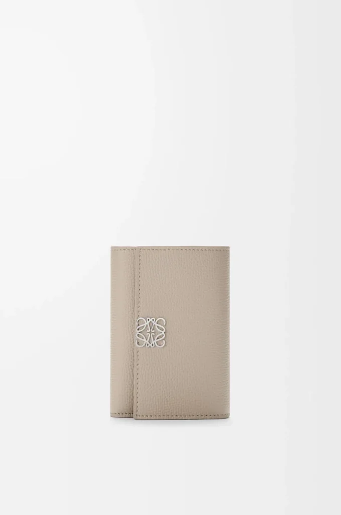 Anagram small vertical wallet in pebble grained calfskin Clay