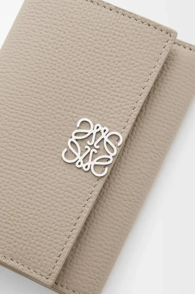 Anagram small vertical wallet in pebble grained calfskin Clay