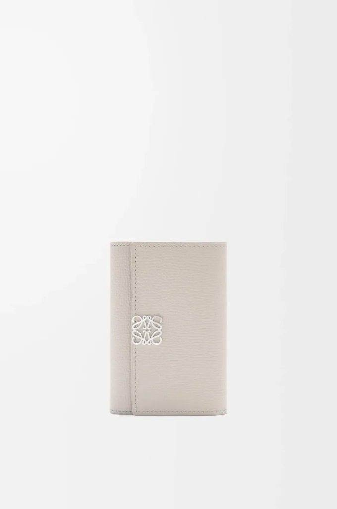 Anagram small vertical wallet in pebble grained calfskin Light Ghost