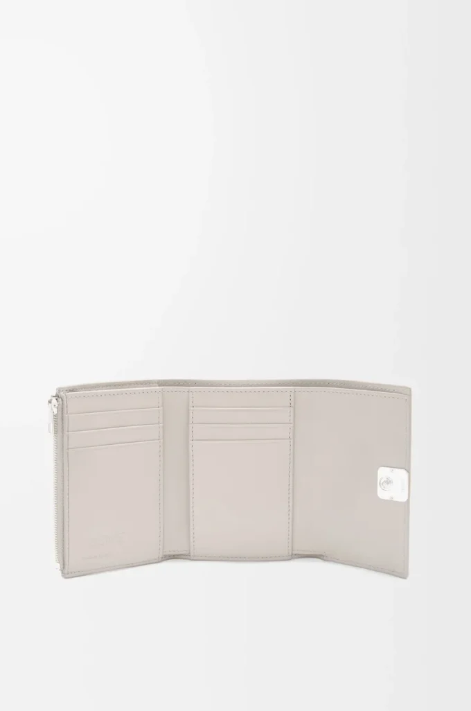 Anagram small vertical wallet in pebble grained calfskin Light Ghost