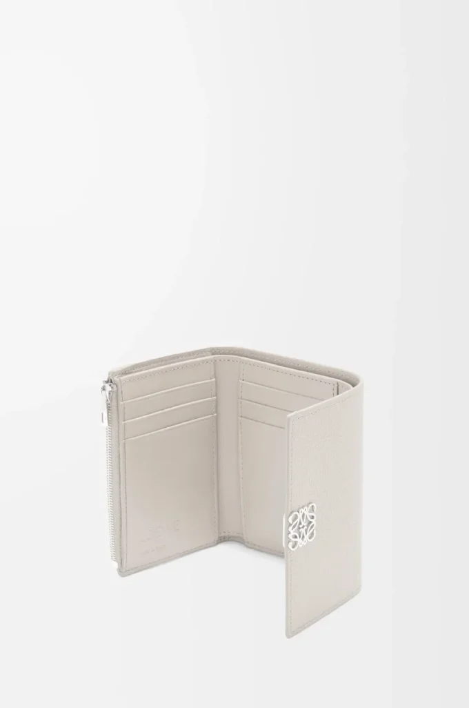 Anagram small vertical wallet in pebble grained calfskin Light Ghost