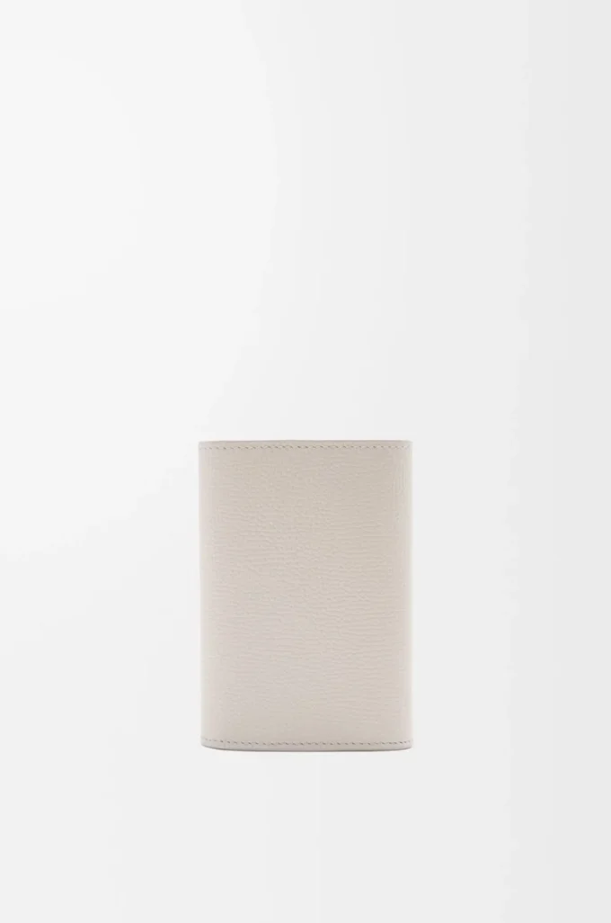 Anagram small vertical wallet in pebble grained calfskin Light Ghost
