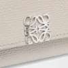 Anagram small vertical wallet in pebble grained calfskin Light Ghost