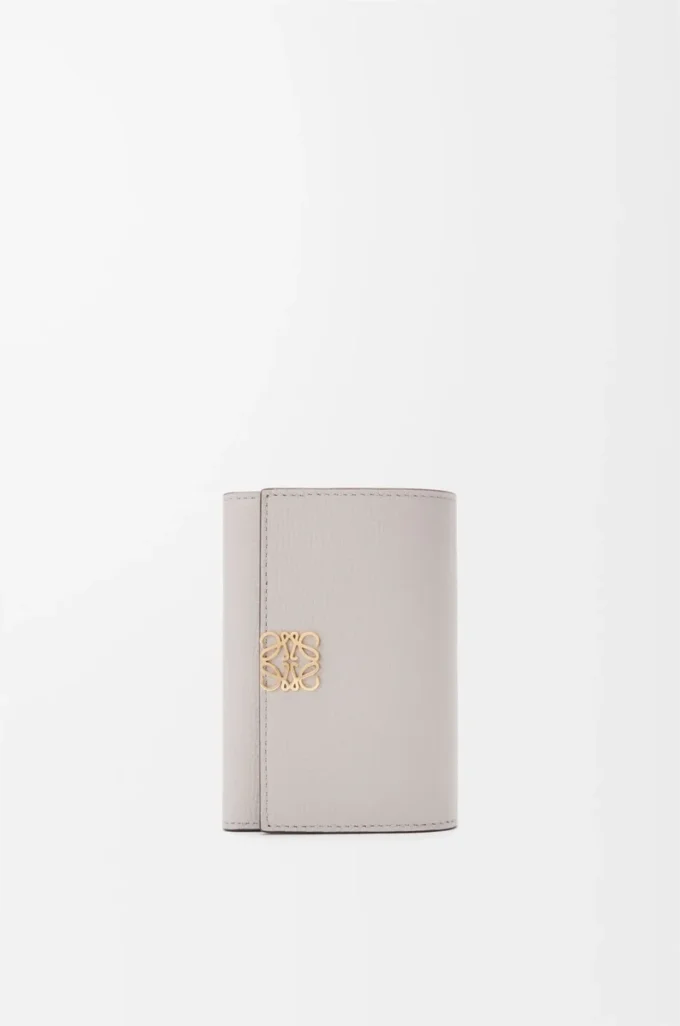Anagram small vertical wallet in pebble grained calfskin Light Ghost Grey