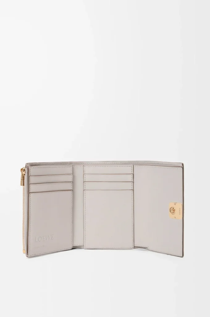 Anagram small vertical wallet in pebble grained calfskin Light Ghost Grey