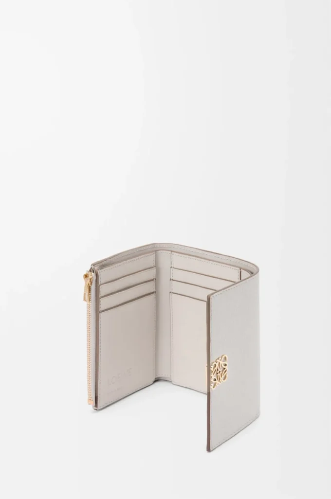 Anagram small vertical wallet in pebble grained calfskin Light Ghost Grey