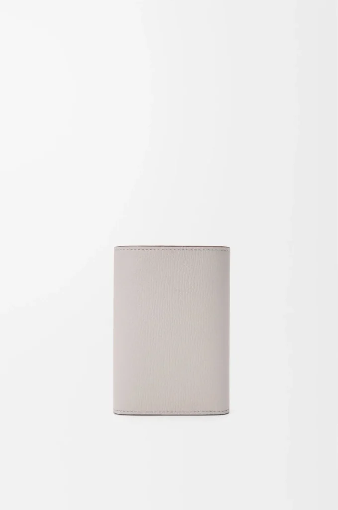 Anagram small vertical wallet in pebble grained calfskin Light Ghost Grey