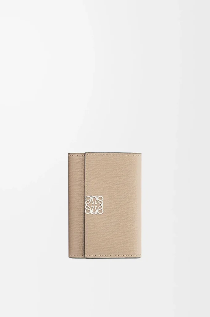 Anagram small vertical wallet in pebble grained calfskin Sand