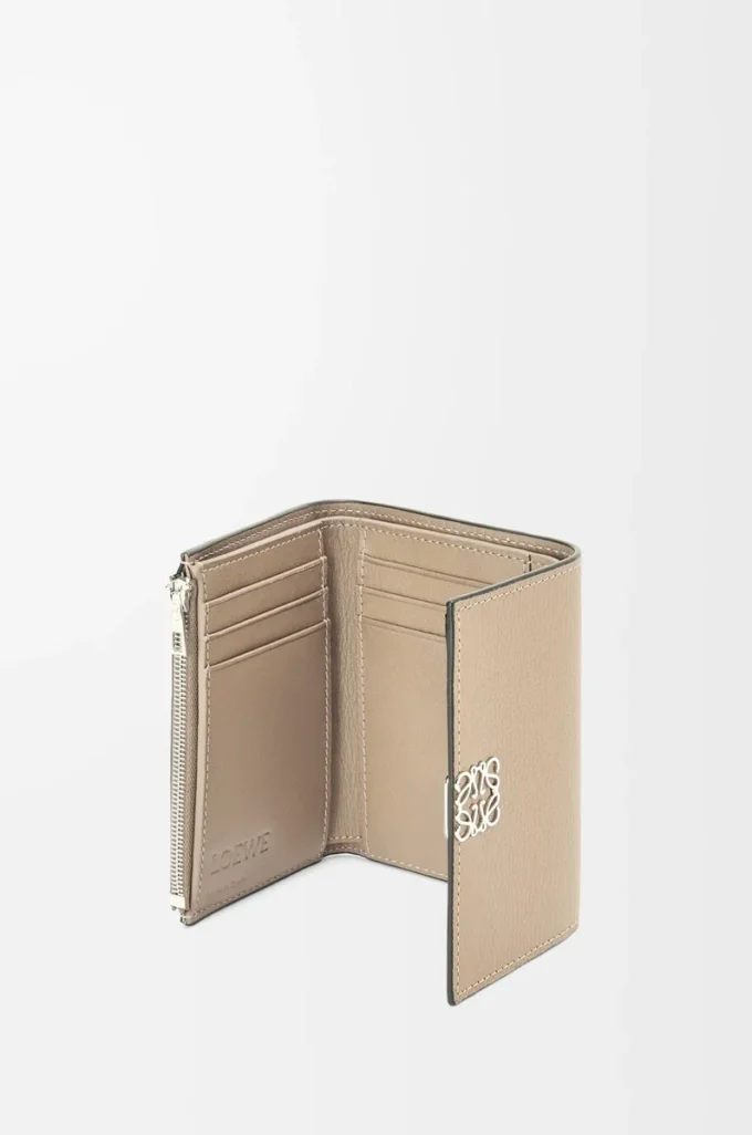 Anagram small vertical wallet in pebble grained calfskin Sand