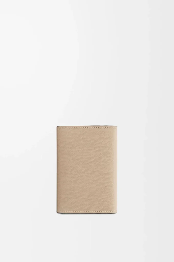 Anagram small vertical wallet in pebble grained calfskin Sand