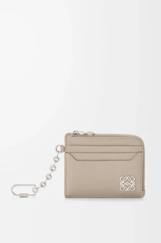 Anagram square coin cardholder in pebble grained calfskin Clay