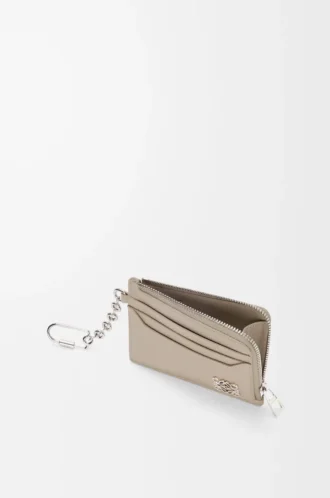 Anagram square coin cardholder in pebble grained calfskin Clay