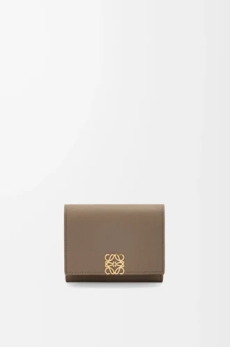 Anagram trifold wallet in pebble grained calfskin Taupe