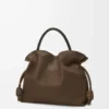 Arrow short strap in classic calfskin Chocolate