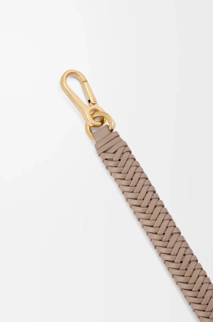 Arrow short strap in classic calfskin Sand