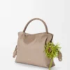 Arrow short strap in classic calfskin Sand