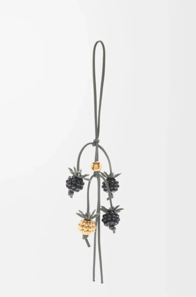 Berry charm in classic calfskin Black/Green Berry charm in classic calfskin Black/Green