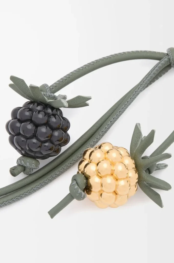 Berry charm in classic calfskin Black/Green Berry charm in classic calfskin Black/Green