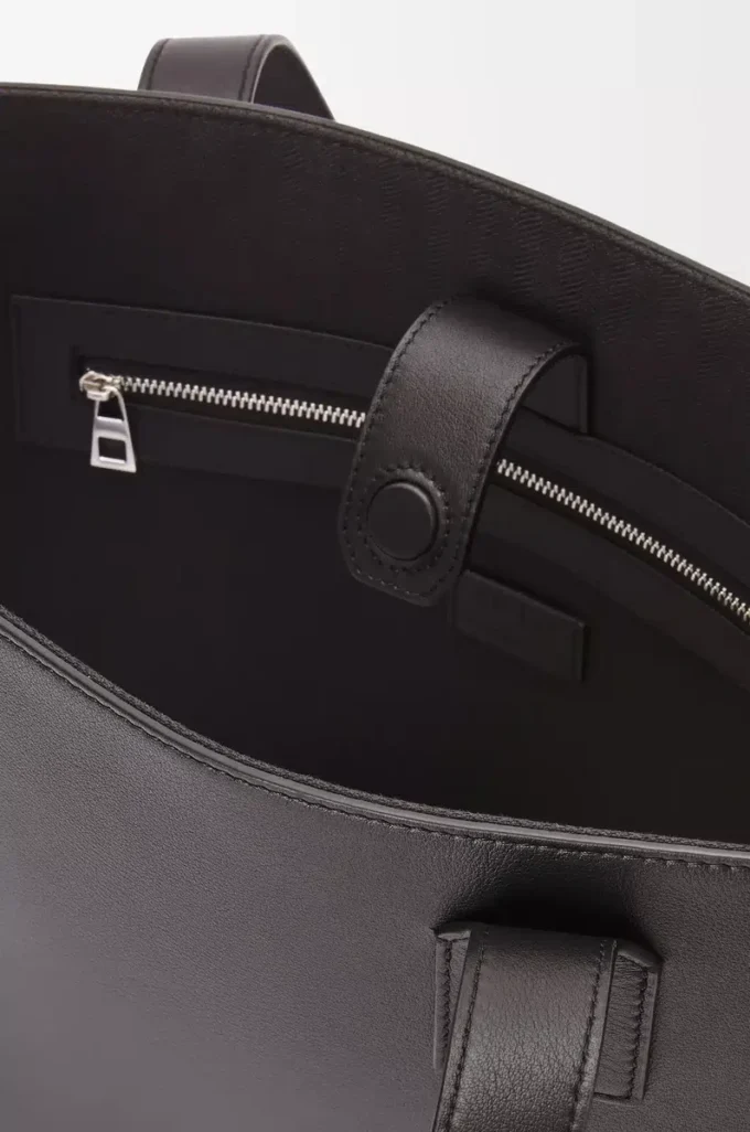 Buckle horizontal tote in classic calfskin Black