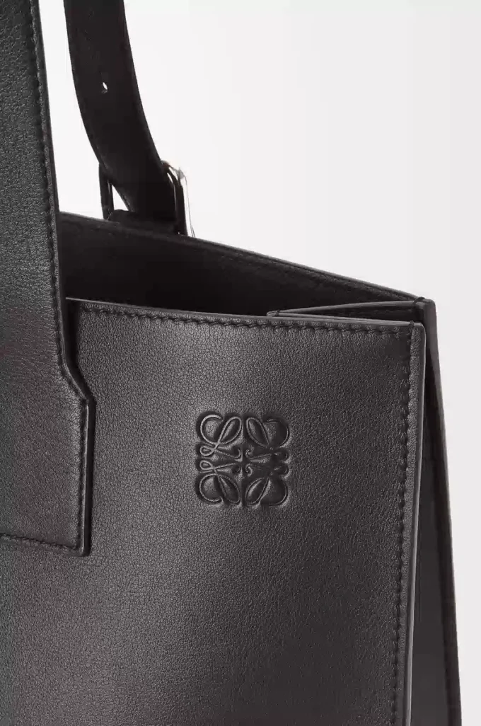 Buckle horizontal tote in classic calfskin Black
